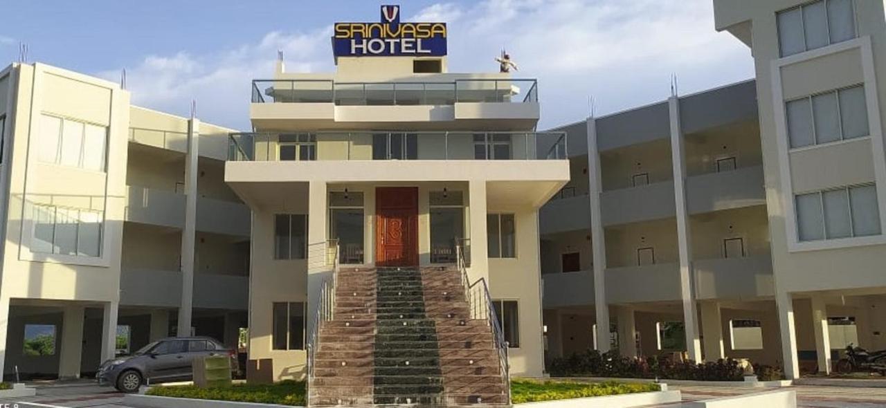 Srinivasa Hotel Tirupati Exterior foto
