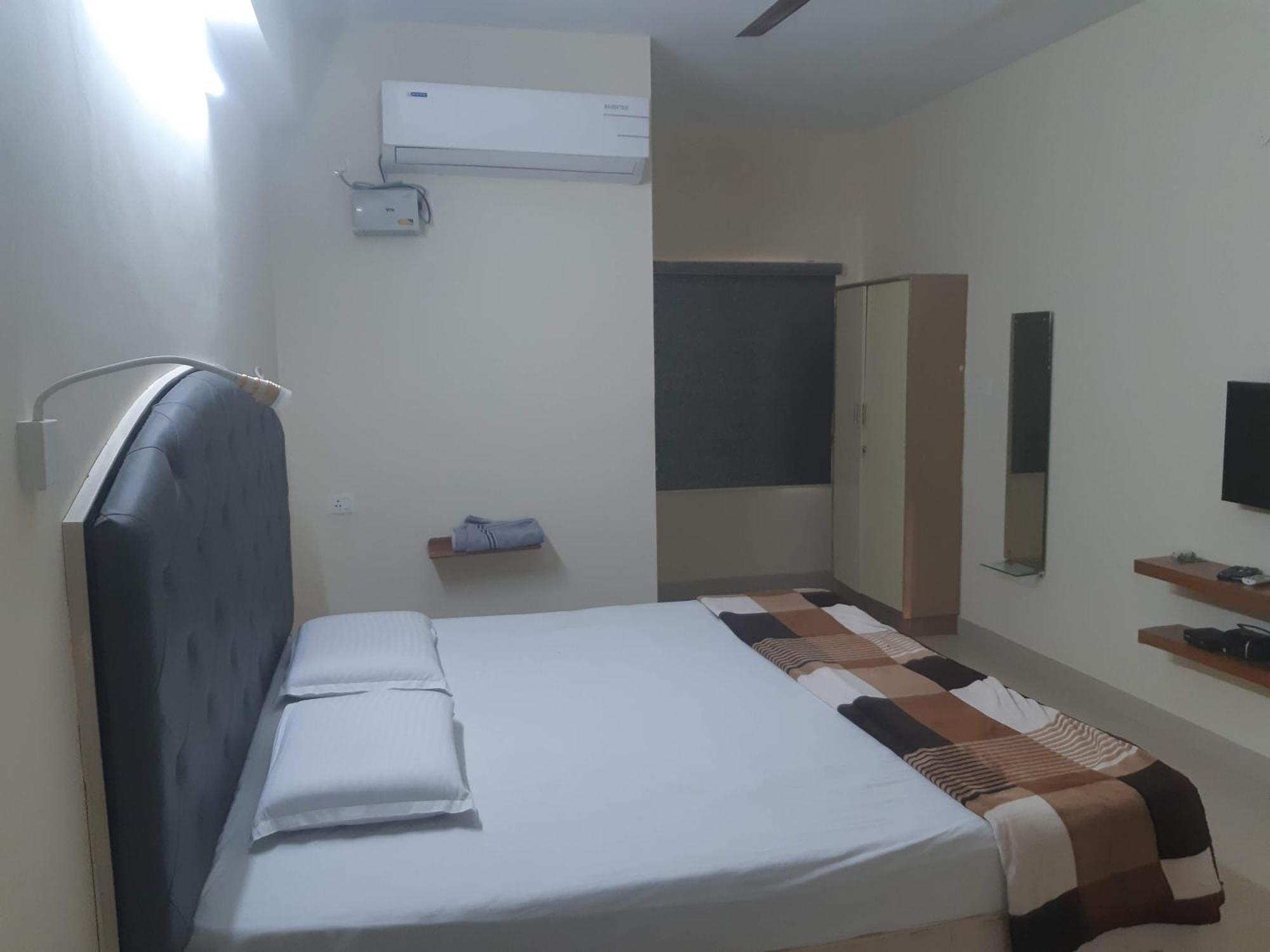 Srinivasa Hotel Tirupati Exterior foto