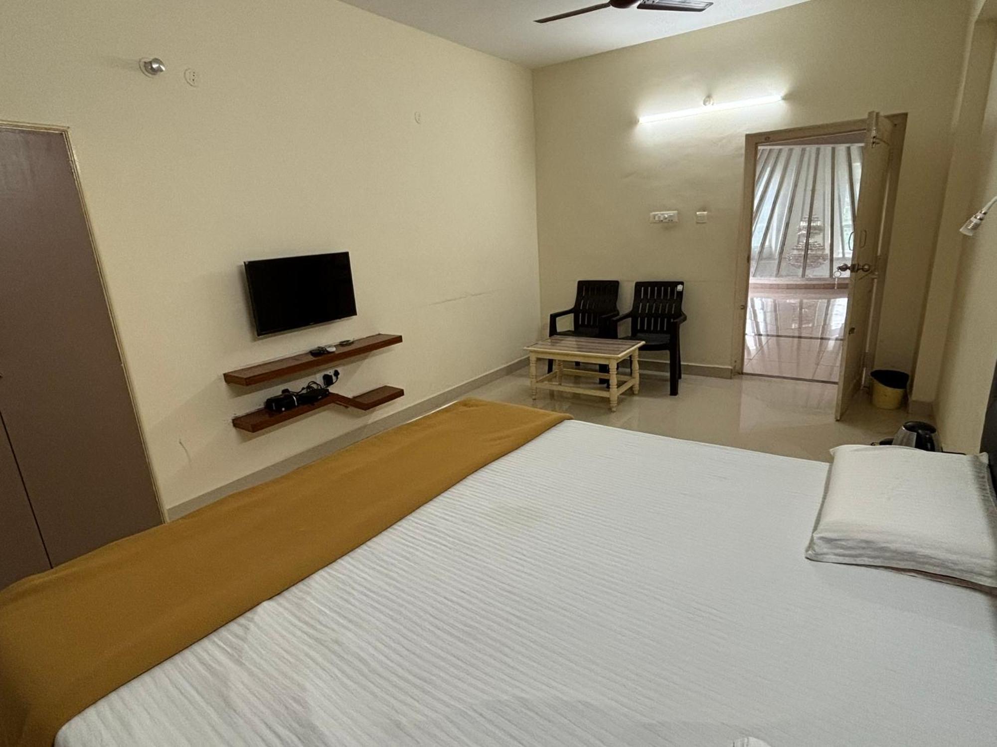 Srinivasa Hotel Tirupati Exterior foto