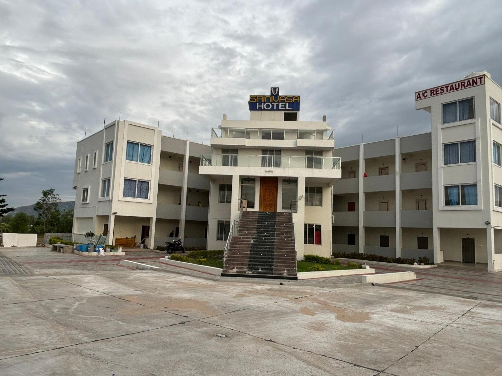 Srinivasa Hotel Tirupati Exterior foto
