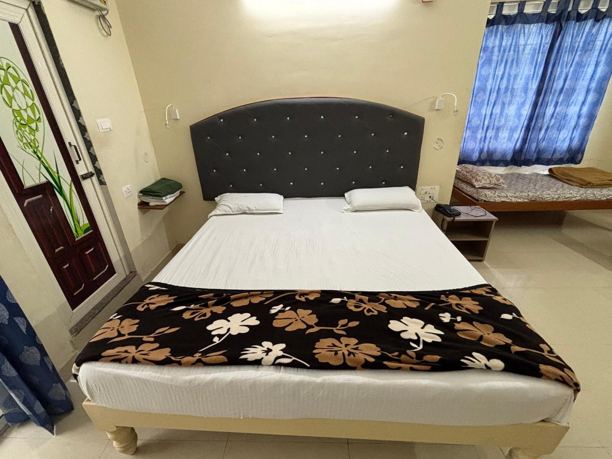Srinivasa Hotel Tirupati Exterior foto